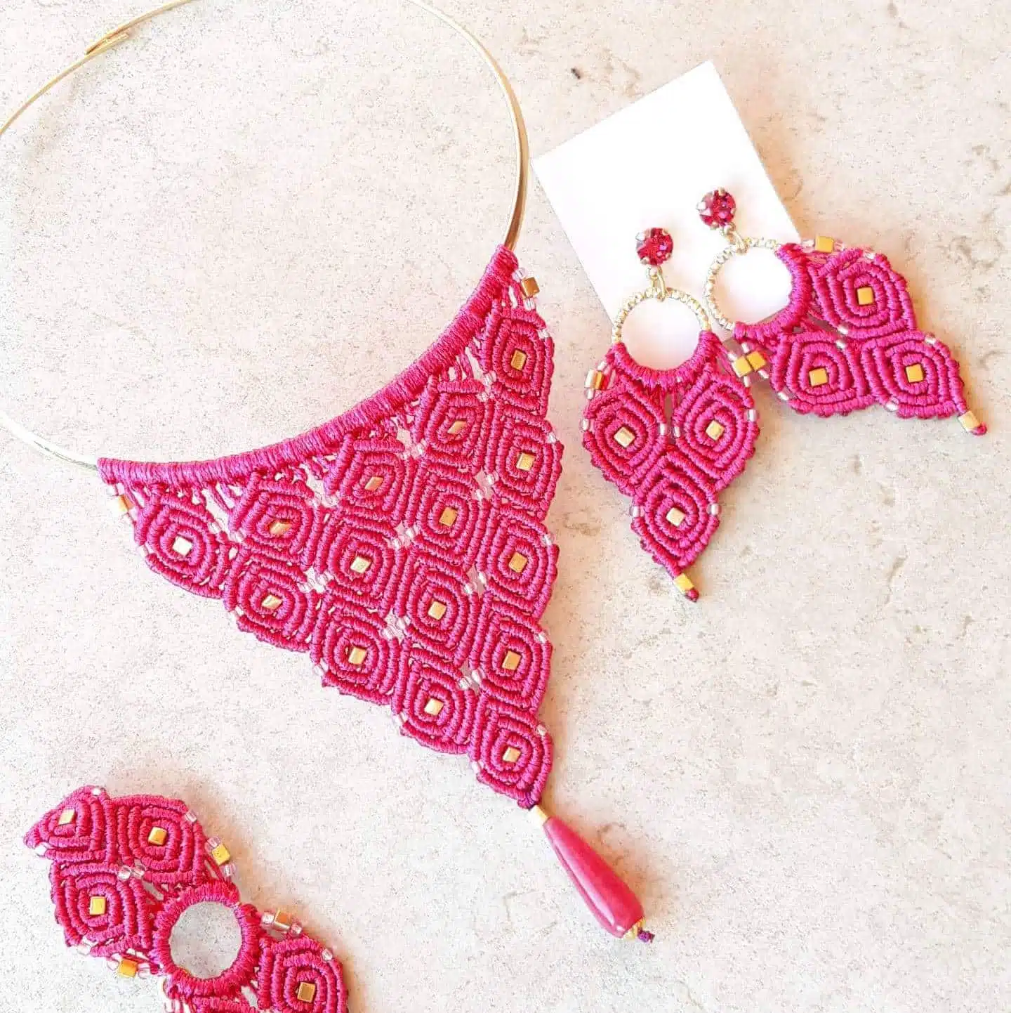 Collana e orecchini realizzate in macramè fuxia.