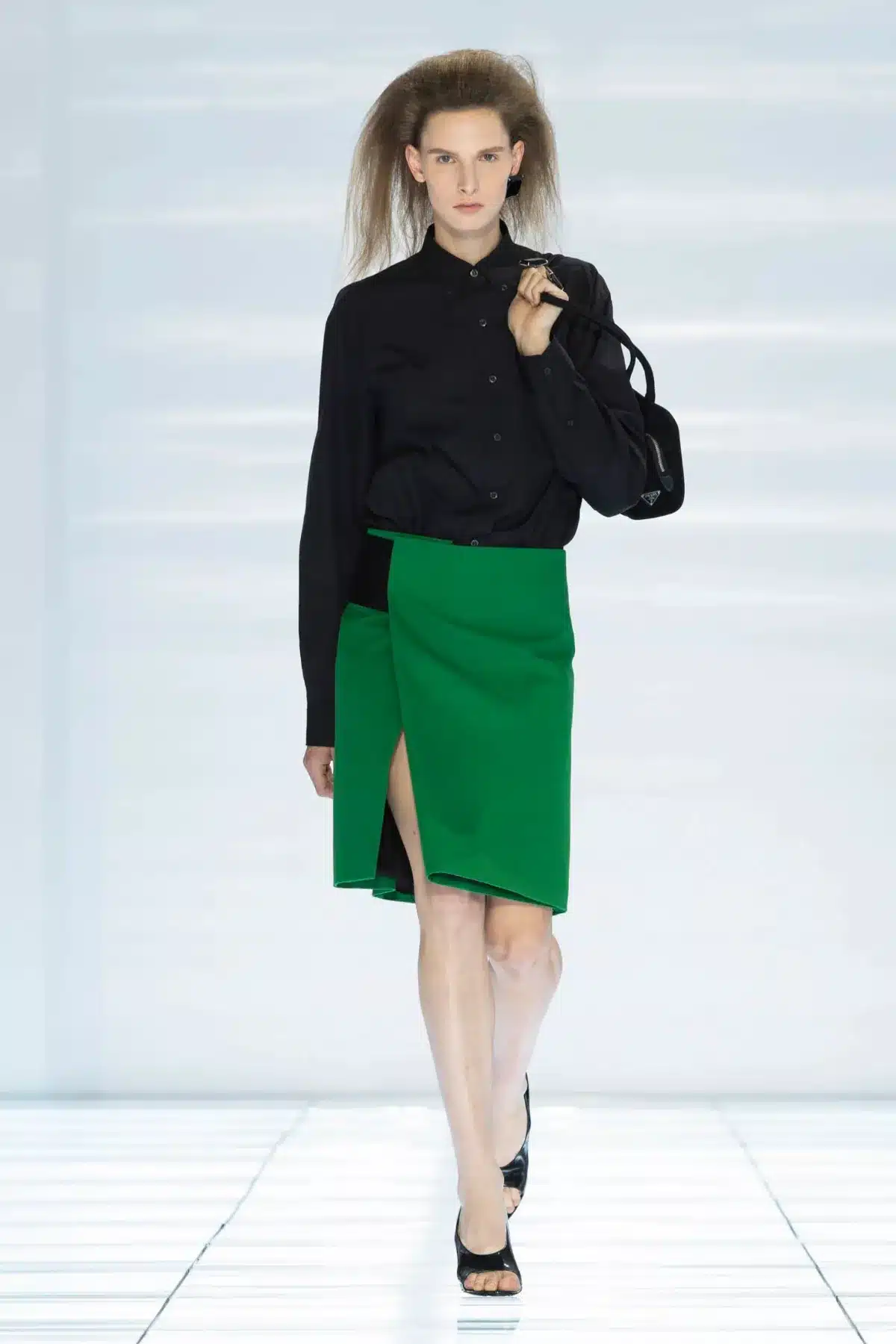 Layering e sovrapposizioni in un look Prada primavera estate 2027
