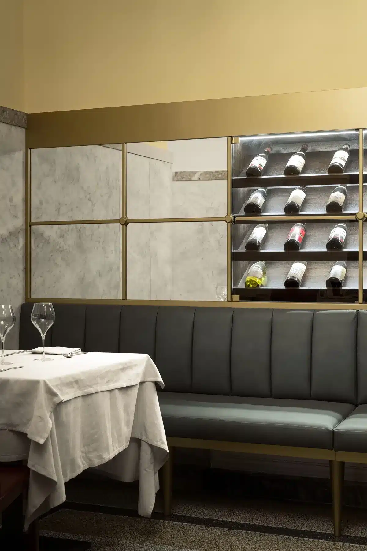 Layout di un ristorante: sala del Ristorante Umberto a Napoli con panca imbottita, boiserie e scaffale per vini