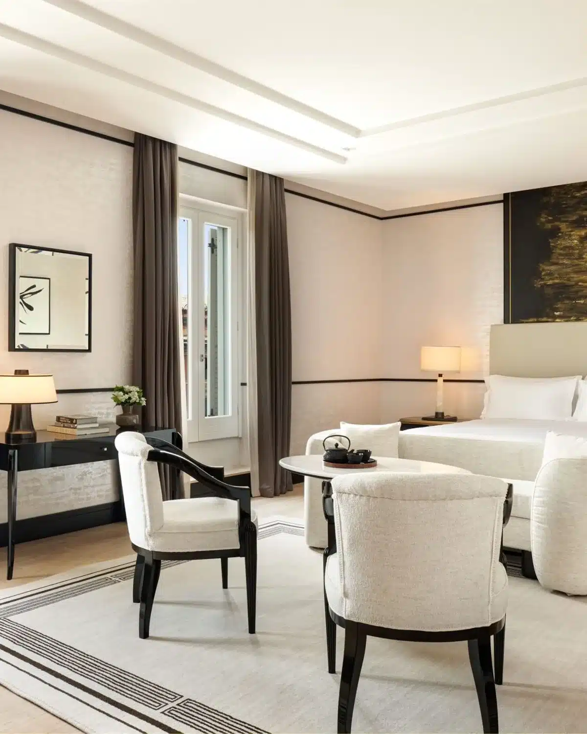 Materiali e luce in una camera del Nobu Hotel Roma con boiserie chiare e sedute avvolgenti